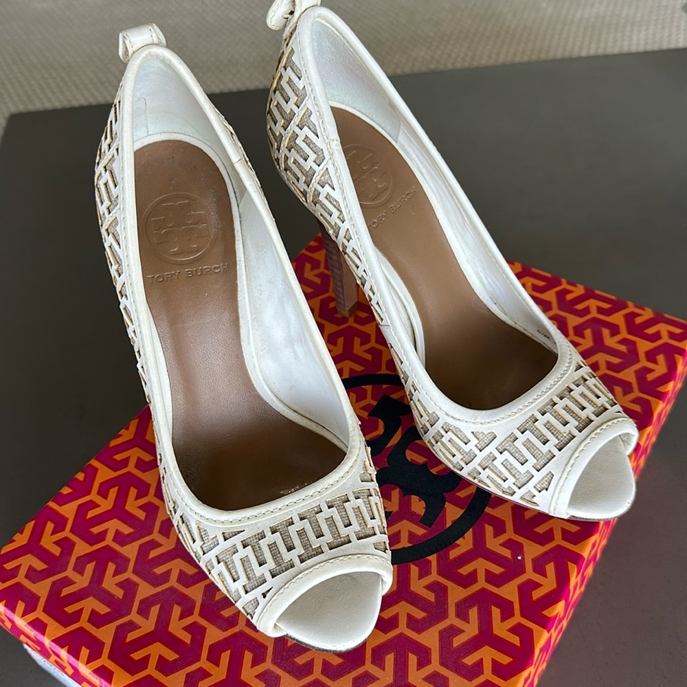 Tory Burch white peep toe heels with box
